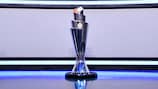 El trofeo expuesto en el sorteo de la UEFA Nations League en París