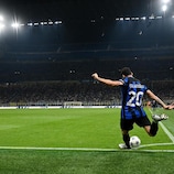 MILAN, ITALY - OCTOBER 03: Hakan Calhanoglu of Inter Milan takes their sides corner during the UEFA Champions League match between FC Internazionale and SL Benfica at Stadio Giuseppe Meazza on October 03, 2023 in Milan, Italy. (Photo by Chris Ricco - UEFA/UEFA via Getty Images)