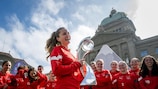 Jovens futebolistas suéças com o troféu do UEFA Women's EURO em Berna