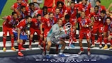 Manuel Neuer levanta el trofeo en 2020 y el Bayern completa su triplete de títulos