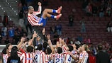 Antoine Griezmann est salué par ses coéquipiers après son match d’adieu