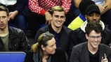 Griezmann assistant à un match des Boston Celtics et des Philadelphia 76ers à Londres en 2018